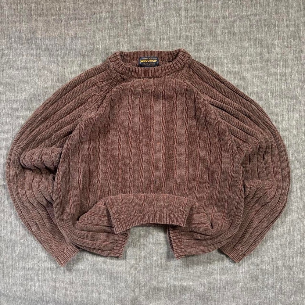 Brown Woolrich sweater with a relaxed fit